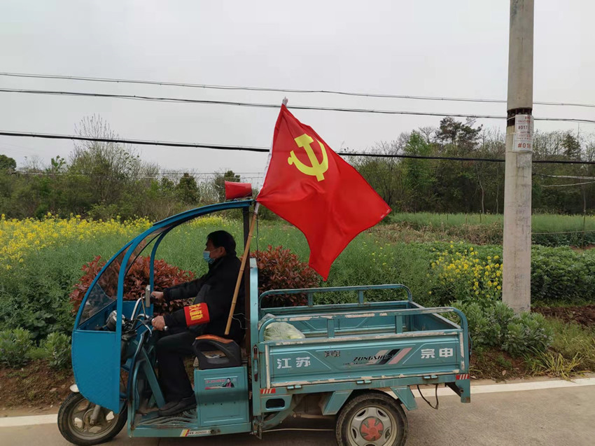 該鎮(zhèn)金神村護(hù)林員車(chē)載小喇叭宣傳。.jpg