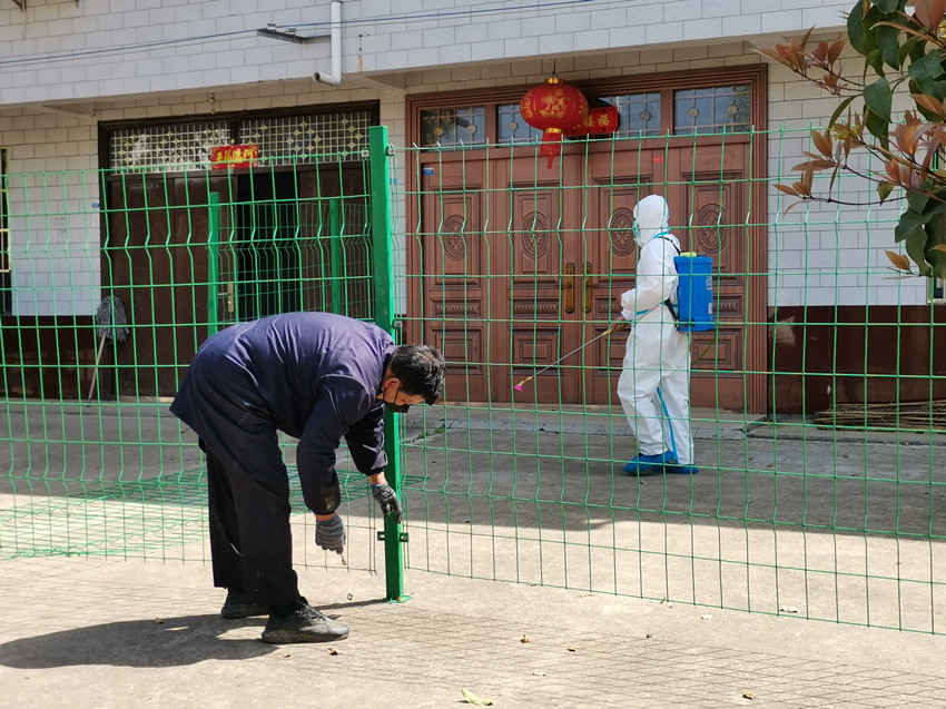 圖為工作人員拆除隔離防護網(wǎng)。.jpg