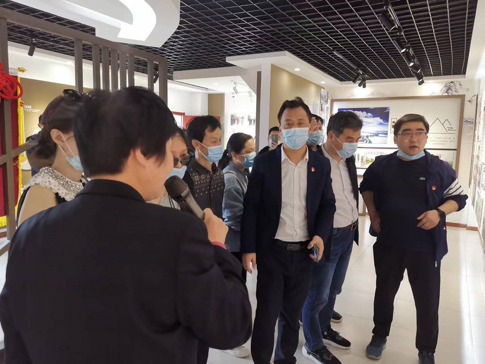 圖為參觀蟠龍村部。.jpg
