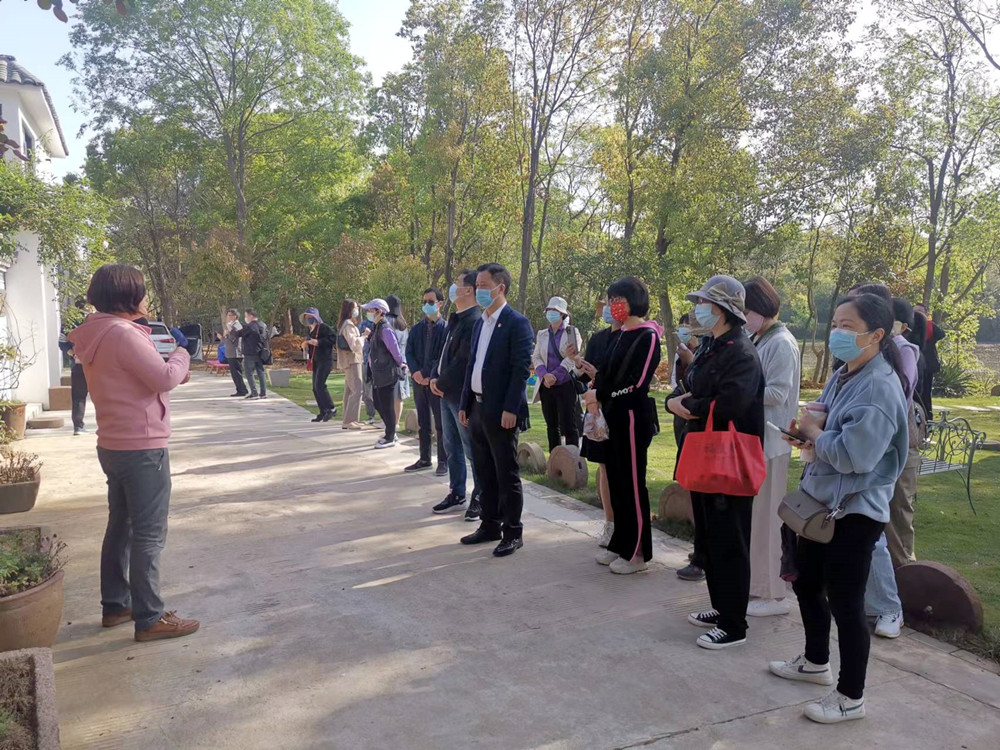 圖為市融媒體中心全體職工參觀裁襟勵(lì)子非遺館。.jpg