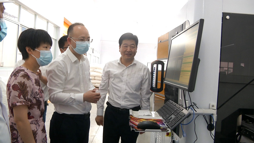 圖為儲江在呂亭鎮(zhèn)企業(yè)調(diào)研.jpg