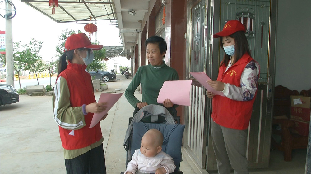 圖為青草鎮(zhèn)復興村志愿者上門宣傳文明祭祀.jpg