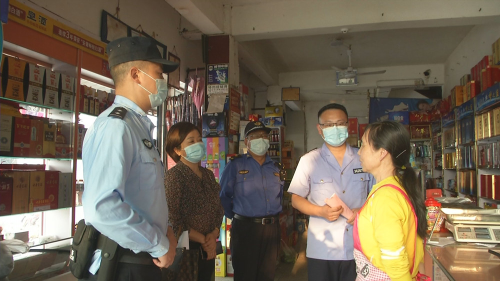 圖為青草鎮(zhèn)多部門向商家宣傳塑料花禁售.jpg