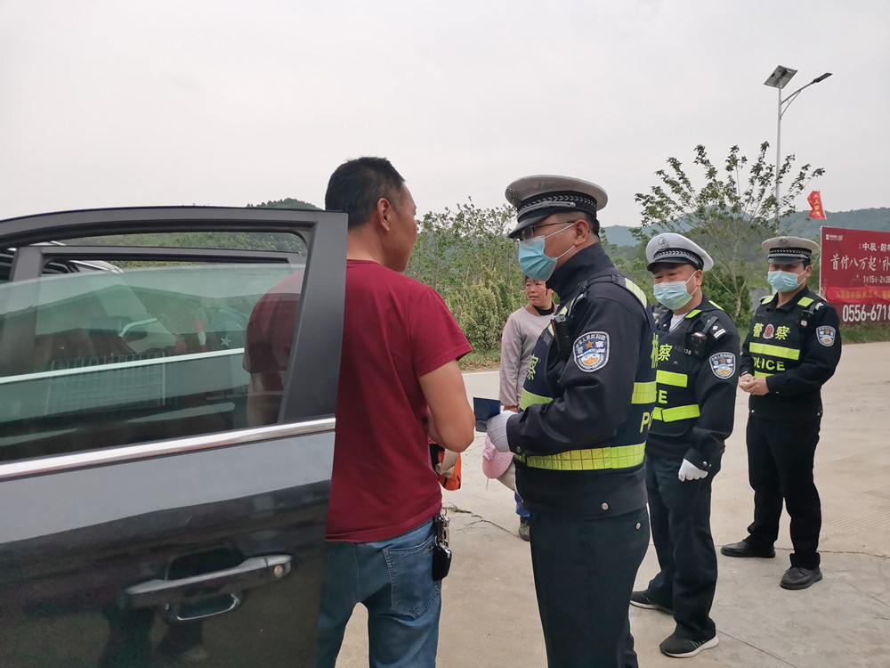 交警正在講解危害性.jpg