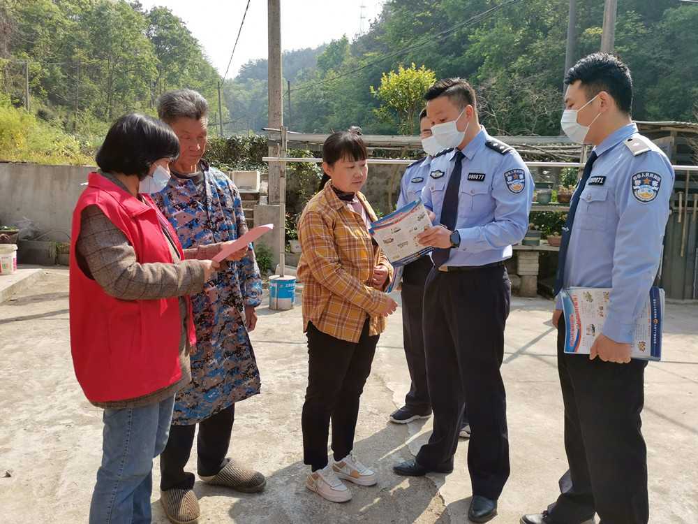 圖為巾幗宣講團和反詐民警到村民家中宣講2.jpg
