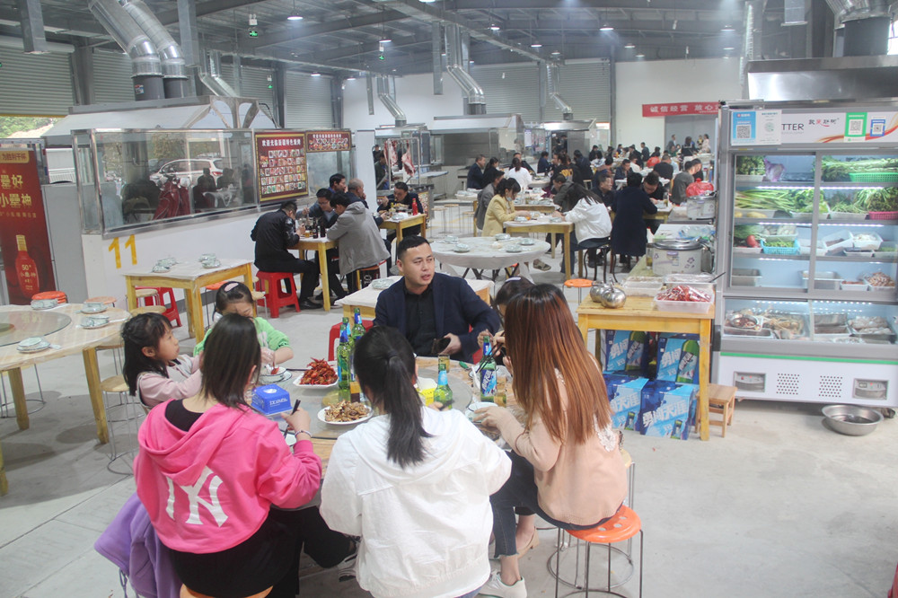 河畔大排檔里就餐的場景.JPG