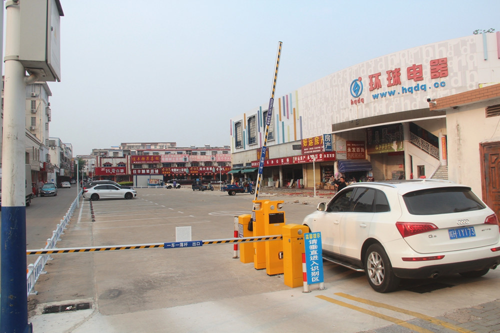 商城大排檔搬離，原場地還原成停車場.JPG