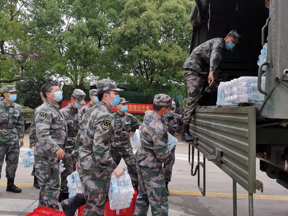 圖為部隊(duì)官兵進(jìn)行物資搬運(yùn)。.jpg