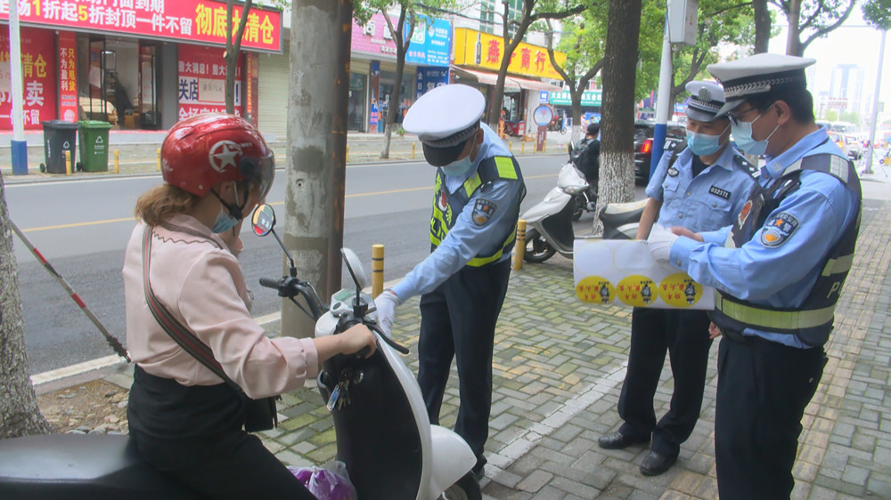 圖為交警貼安全提示標簽現(xiàn)場.jpg