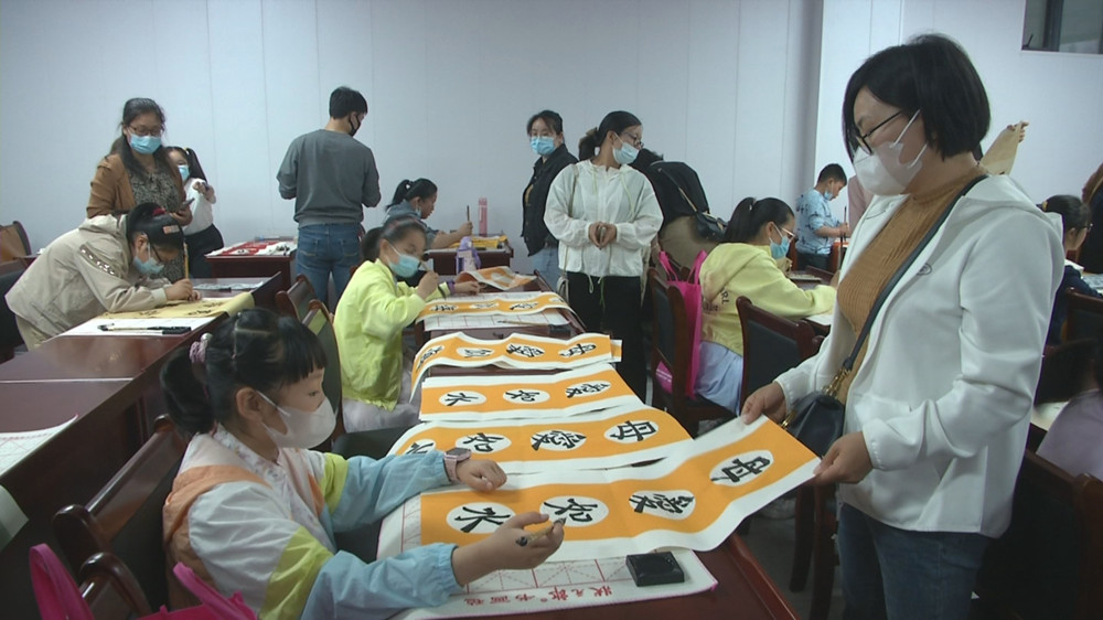 圖為參加母親節(jié)活動的孩子們書寫表達母愛的書法作品3.jpg