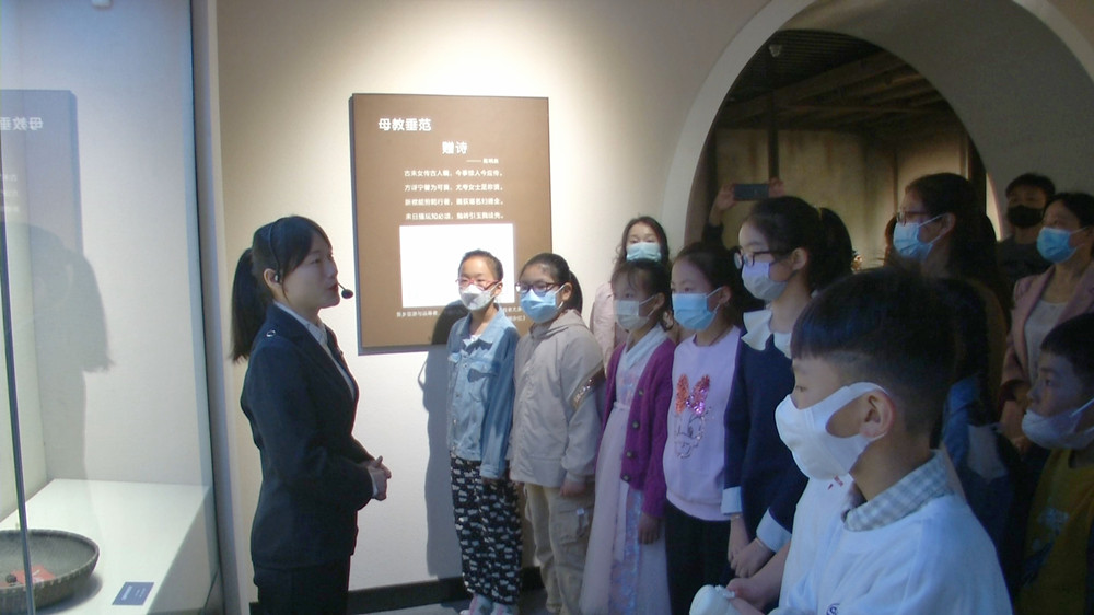 圖為參加母親節(jié)活動的孩子和母親在聆聽母教故事.jpg