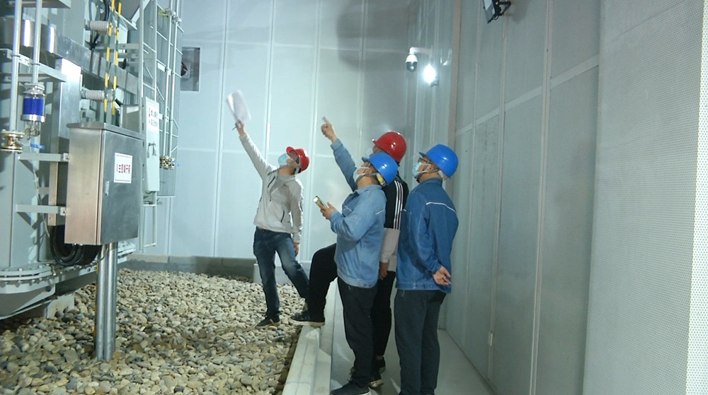 圖為電力人員在變電站進(jìn)行最后檢查.jpg
