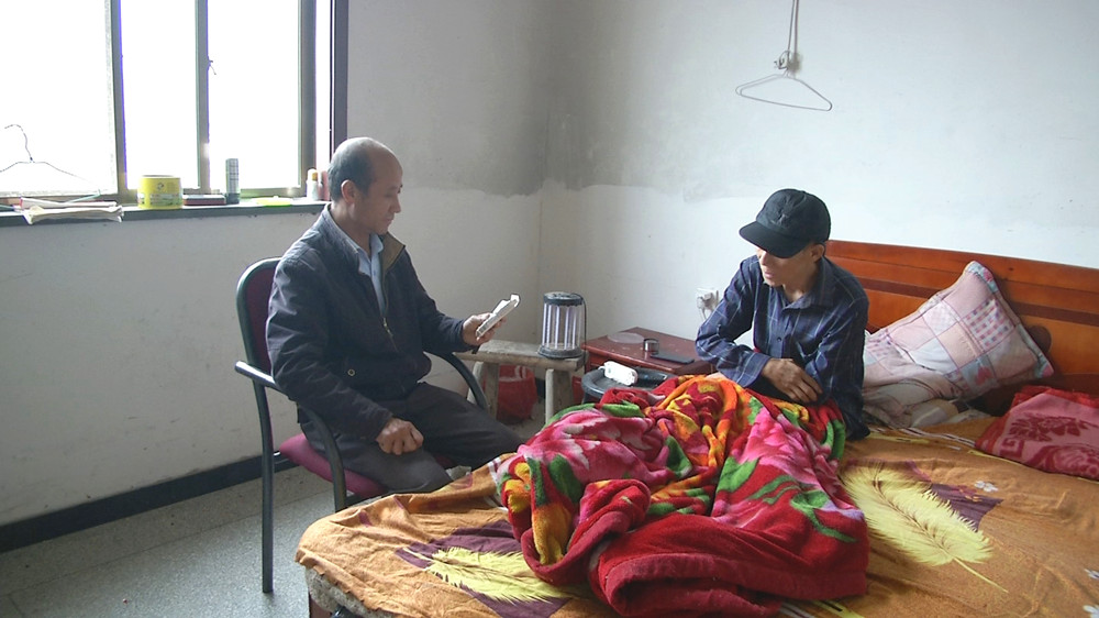 圖為張為民陪二哥聊天拉家常.jpg