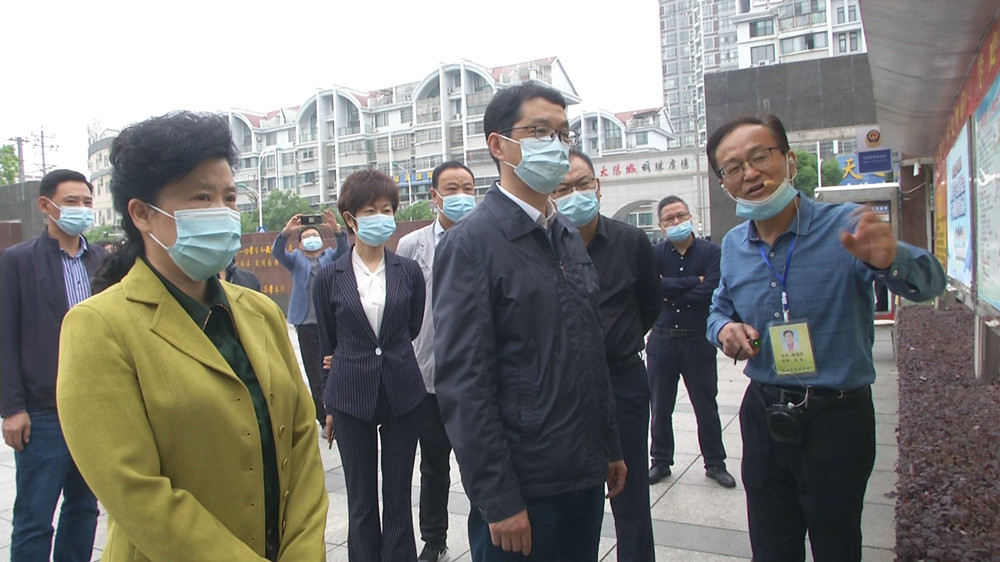 王曉輝一行在實驗中學辦學集團校調(diào)研2.jpg