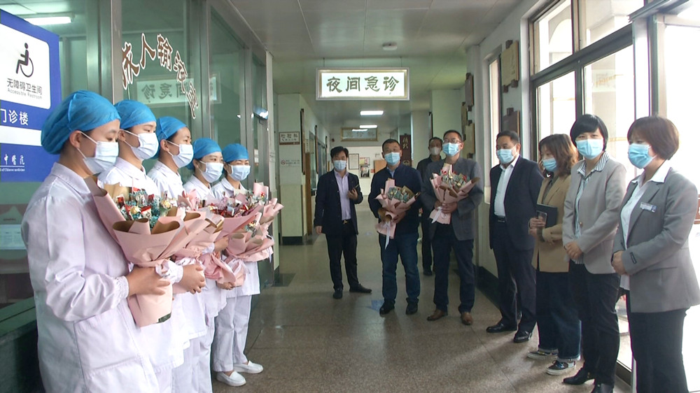 圖為胡艷凌等慰問護(hù)士節(jié)合影2.jpg