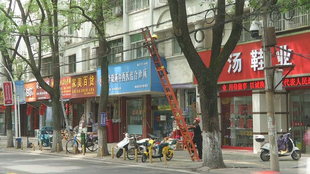 施工人員對(duì)主干道空中纜線整治.jpg
