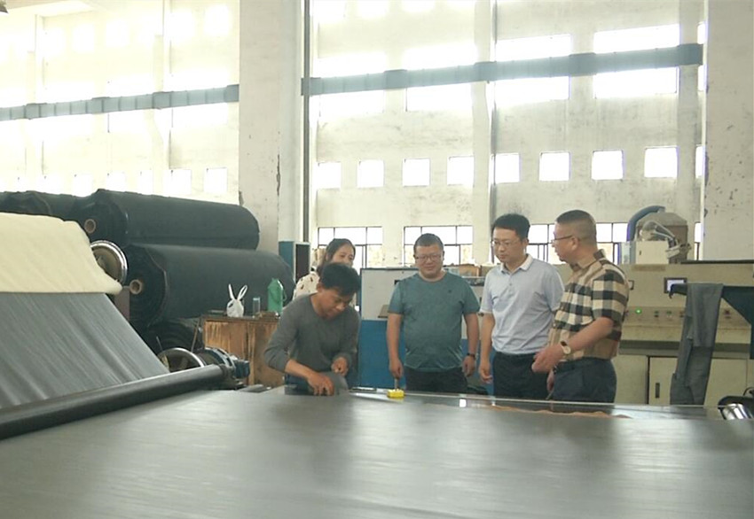 圖為人社部門上門走訪企業(yè)2.jpg