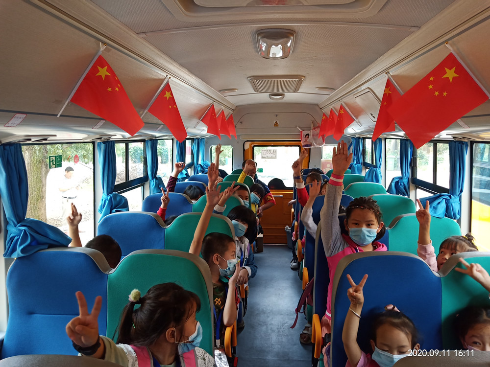 校車內(nèi)環(huán)境優(yōu)雅，我們很舒心.jpg