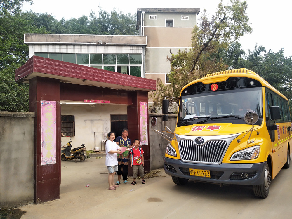校車開到家門口，我們很放心.jpg