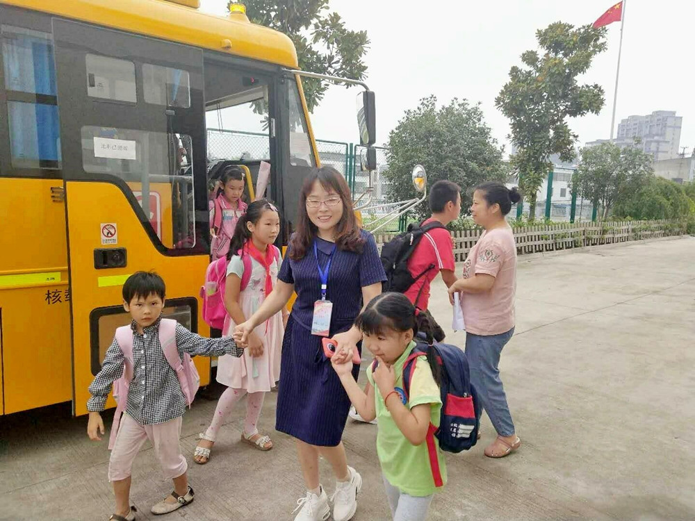 照管員阿姨的細心照顧，我們很開心.jpg