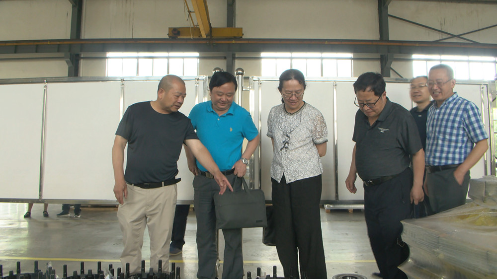 圖為專家組參觀企業(yè)生產(chǎn)車間。.jpg