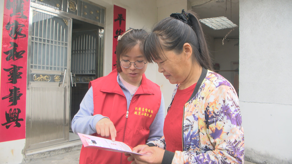 圖為志愿者入戶宣傳。.jpg
