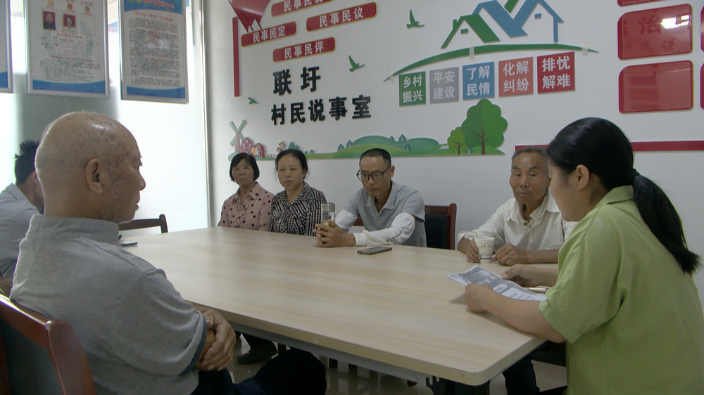 圖為村民說事會(huì)正在舉行。.jpg