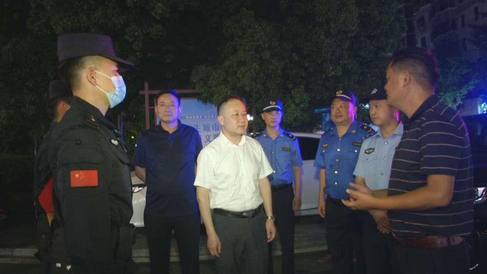 圖為王中龍在龍安廣場慰問執(zhí)勤民警時的情景.jpg