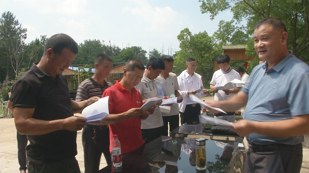 圖為2022高素質(zhì)農(nóng)民培育水產(chǎn)生態(tài)養(yǎng)殖班現(xiàn)場授課發(fā)放學(xué)習(xí)資料時的情景.jpg