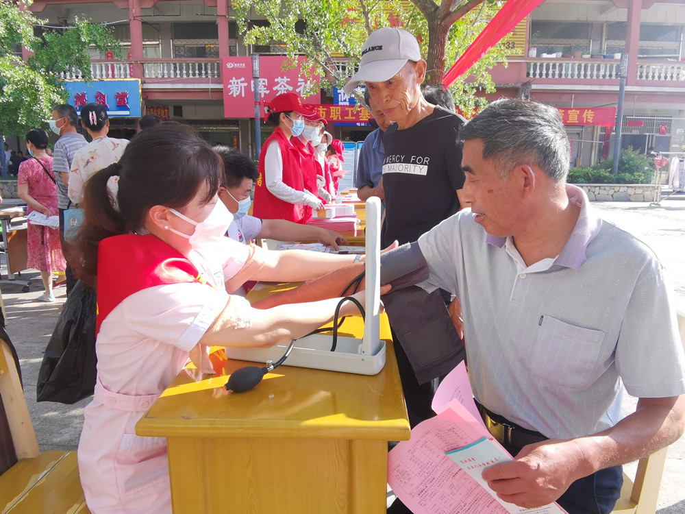 圖為醫(yī)務(wù)人員為市民測量血壓。.jpg