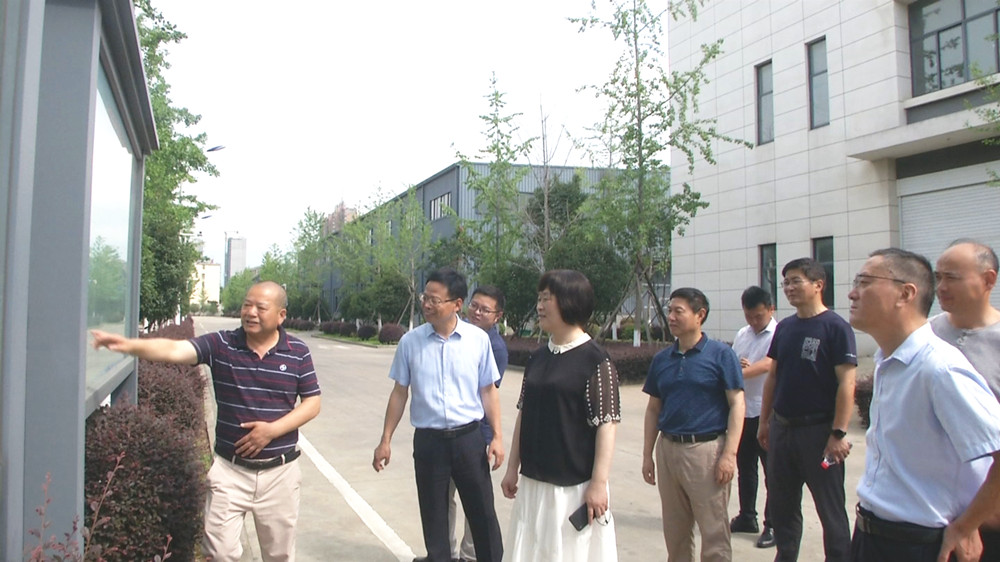 圖為政協(xié)調(diào)研組在企業(yè)調(diào)研.jpg