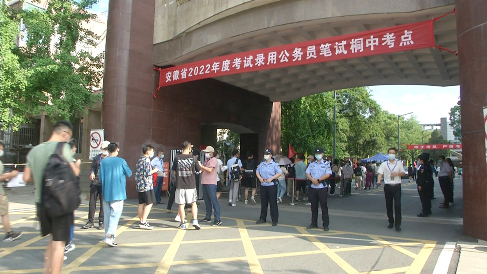圖為考生進入考場時的情景2.jpg