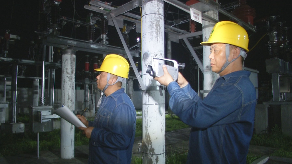 圖為桐城市供電公司變電運維人員在對35千伏卅鋪變電站主變進(jìn)行紅外線測溫5(1).jpg