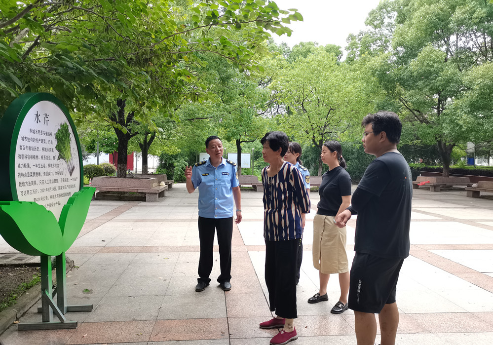圖為市場監(jiān)督管理局相關(guān)人員向市民介紹.jpg