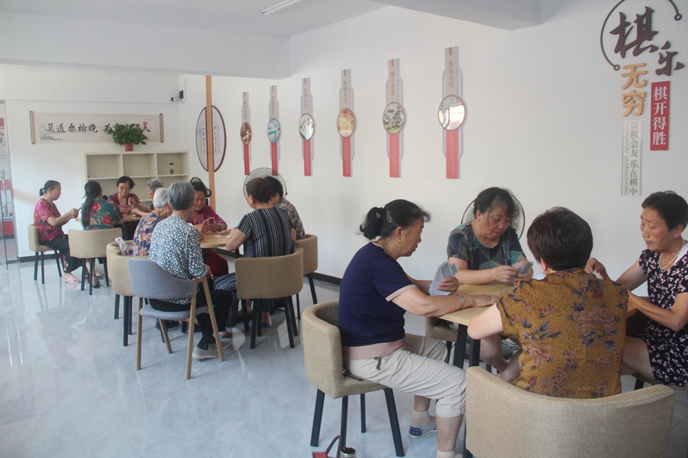 居民在“紅色港灣”里休閑.JPG