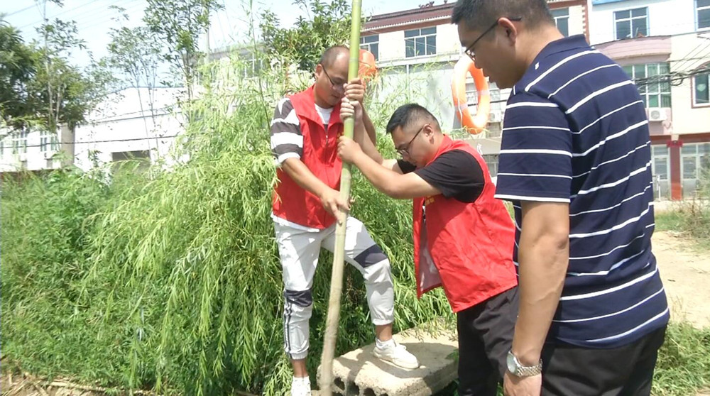 圖為檢查防溺水裝備設(shè)施.jpg