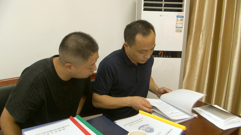 圖為檢查組查閱資料。.jpg