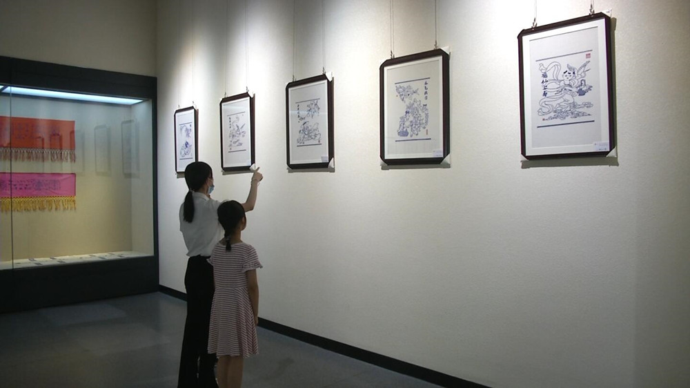 圖為游客參觀現(xiàn)場.jpg