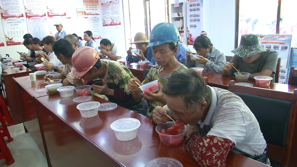 圖為新就業(yè)人員在食用綠豆湯和西瓜等防暑降溫食品2.jpg