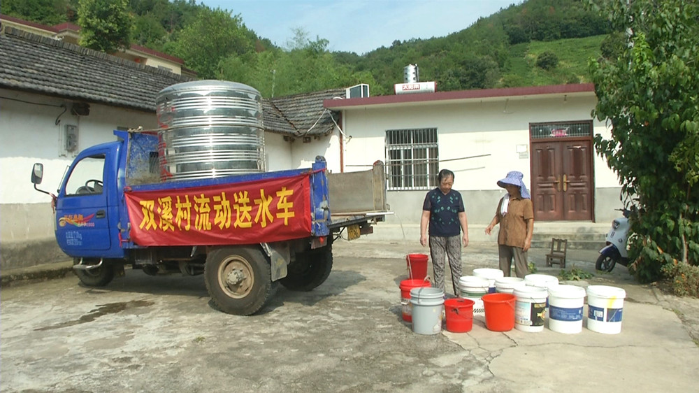 圖為流動(dòng)送水車送水.jpg