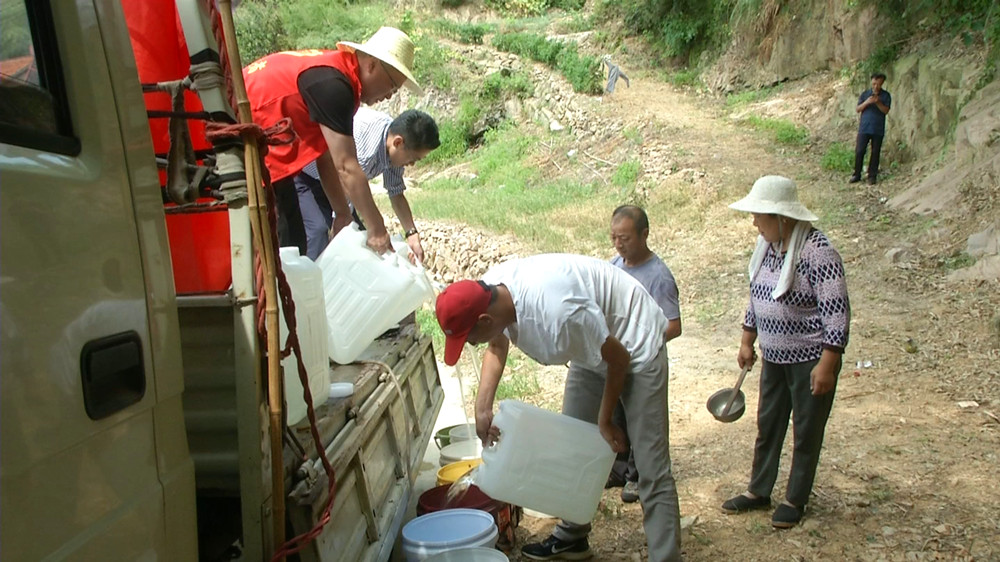 圖為流動(dòng)送水車送水3.jpg