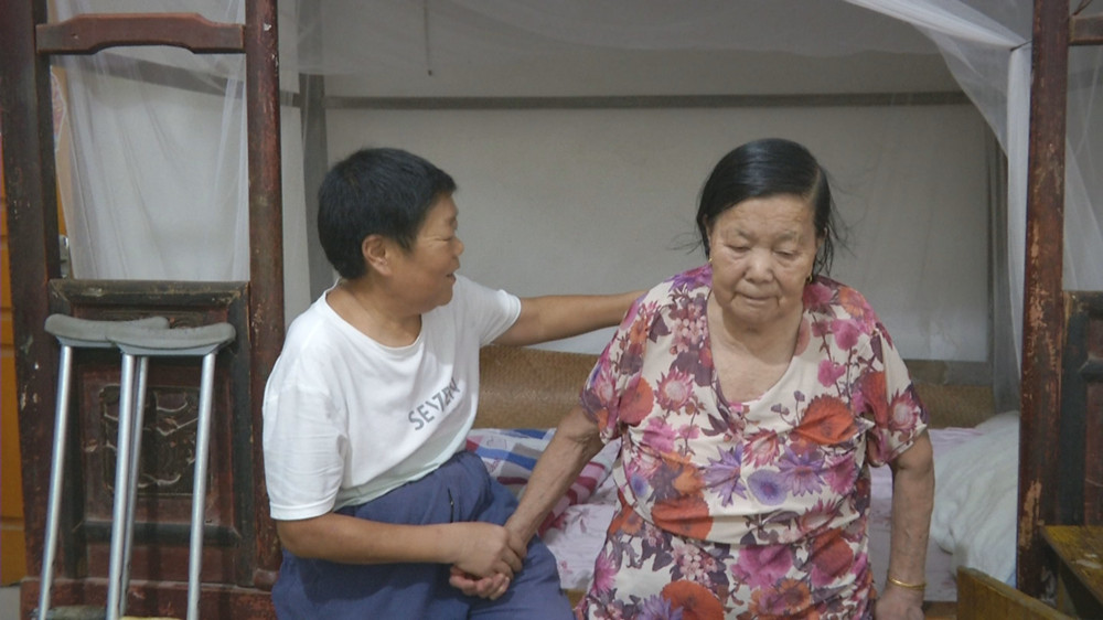 圖為儲(chǔ)文斌與母親交流.jpg
