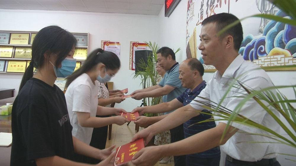秋夢(mèng)圓 工會(huì)助成長(zhǎng) 金秋助學(xué)集中資助儀式現(xiàn)場(chǎng)2.jpg