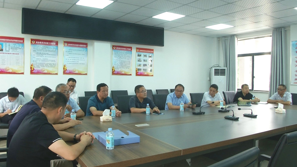 圖為章松一行在農業(yè)界別委員工作室調研3.jpg