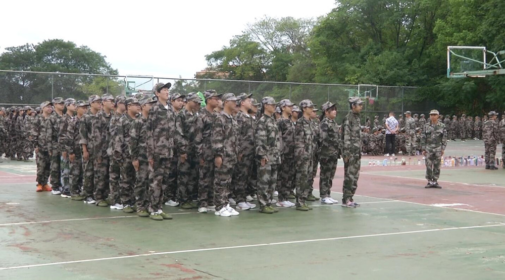 圖為桐城中學(xué)軍訓(xùn)現(xiàn)場(chǎng).jpg