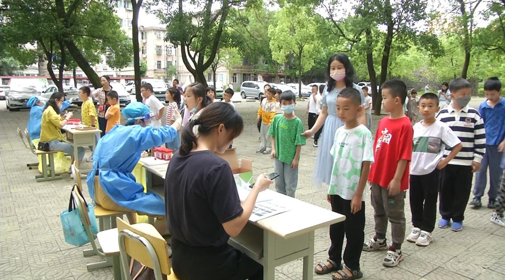 圖為實(shí)驗(yàn)小學(xué)西校區(qū)進(jìn)行核酸檢測(cè).jpg