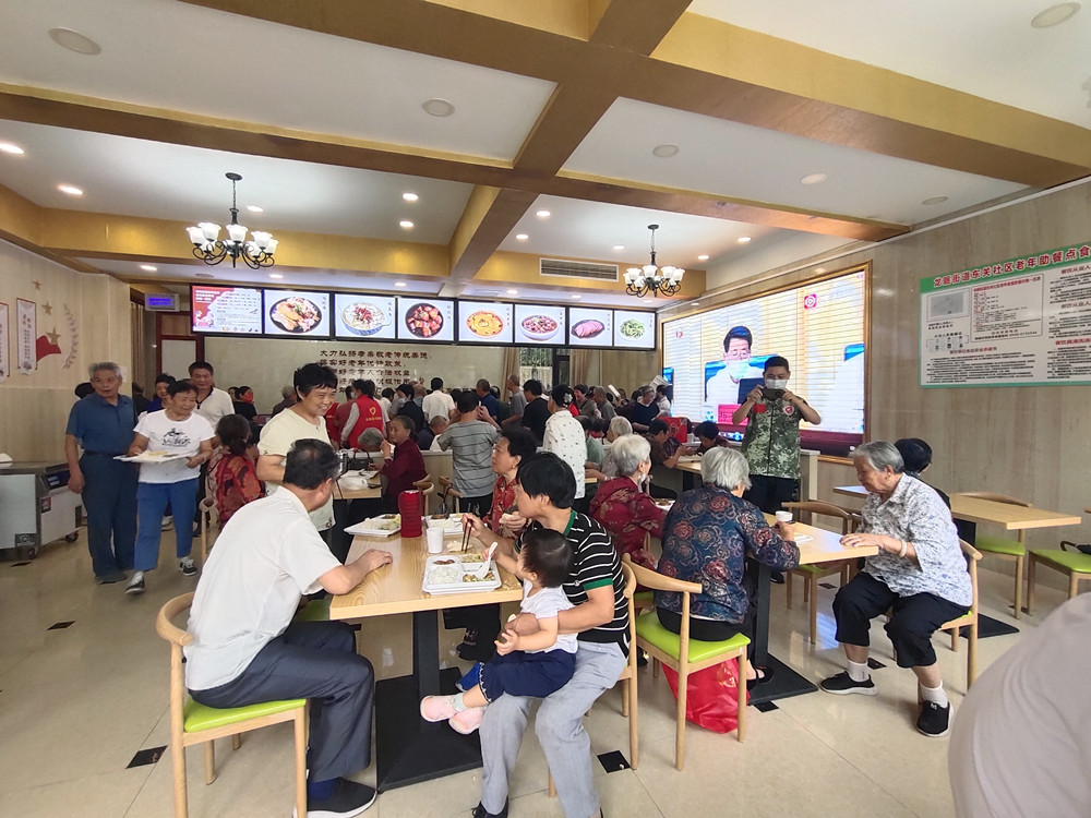圖為老年在食堂就餐。.jpg