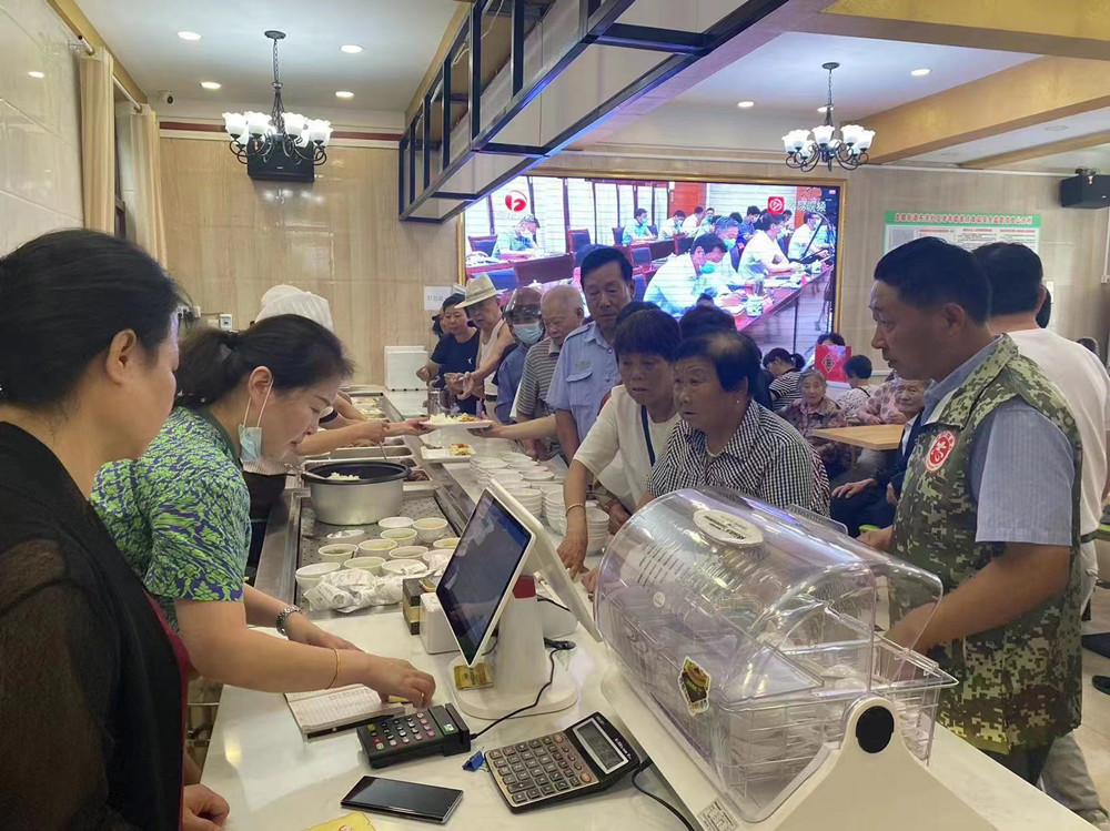 圖為老人有序排隊。.jpg