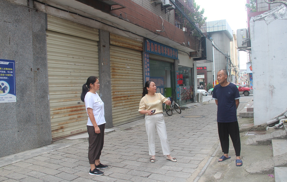 網格員（中）在走訪居民(1).JPG