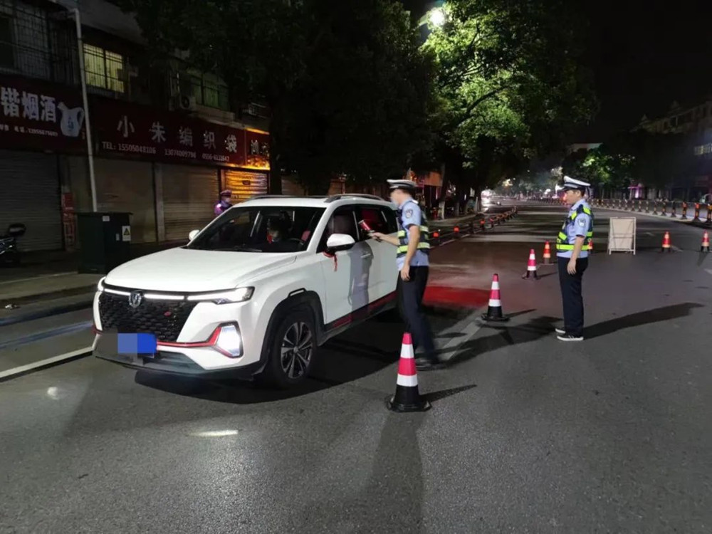 桐城公安開展夏夜治安巡查宣防第三次集中統(tǒng)一行動(dòng)7.jpg